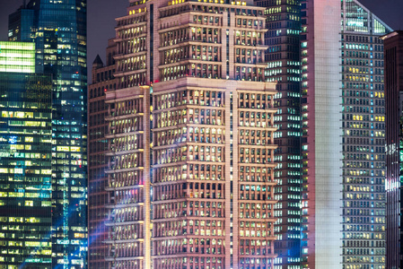 立面照明的现代摩天大楼