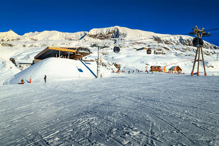 与欧洲阿尔卑斯 d Huez，法国，滑雪缆车站