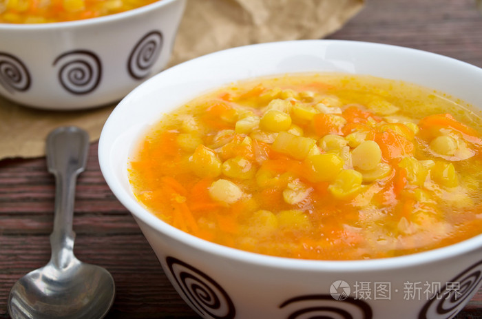 与蔬菜和油的黄色豌豆汤