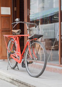 红色自行车站在大街上