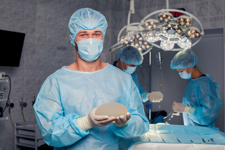 外科医生团队在手术室的工作。隆胸