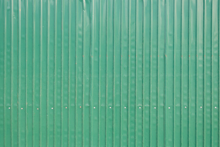 钢金属老门，绿色垃圾金属背景