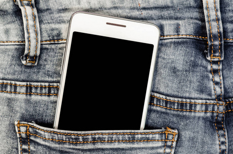 关闭商业时尚时尚智能手机屏幕复制空间白色手机在黑色牛仔裤背部口袋牛仔的时髦