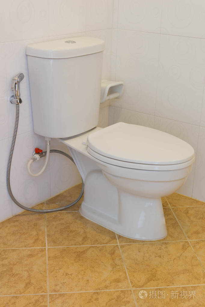 在浴室里的白色马桶