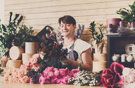 在花卉店提货人助理制作花束