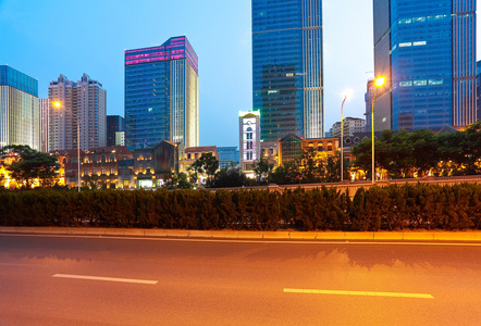 城市建筑的街景和路的夜景图片