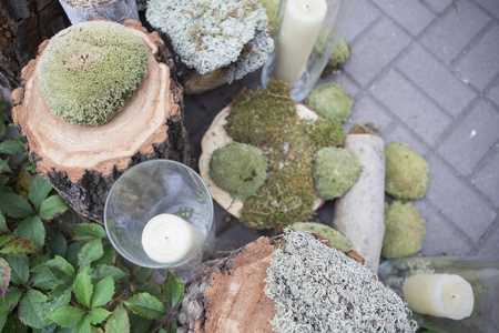 装饰着苔藓和蜡烛在花园里，婚礼 c 上的树桩