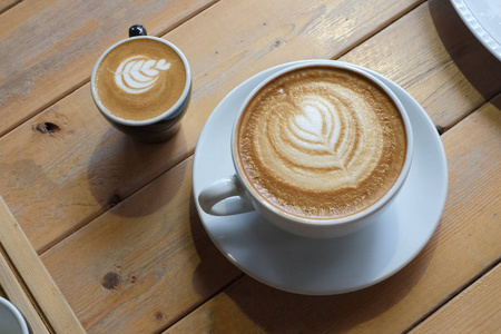 两杯咖啡拿铁木制的桌子上插画