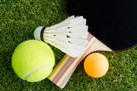 毽球在木背景在绿色草地上的运动器材照片