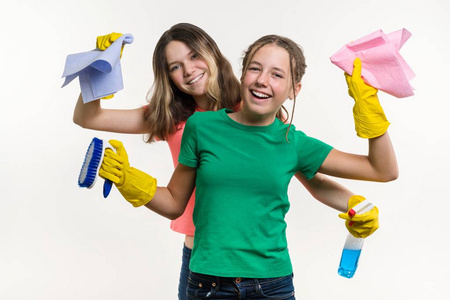 清洁, 家务和团队合作的概念。两个十几岁的姐妹戴着黄色防护手套, 拿着他们做清洁