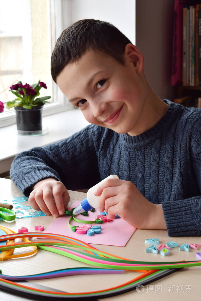 quilling技术男孩做装饰品或贺卡纸条花剪刀手工工艺品