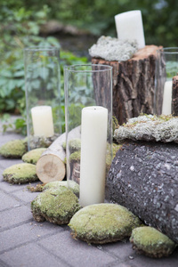 装饰着苔藓和蜡烛在花园里，婚礼 c 上的树桩