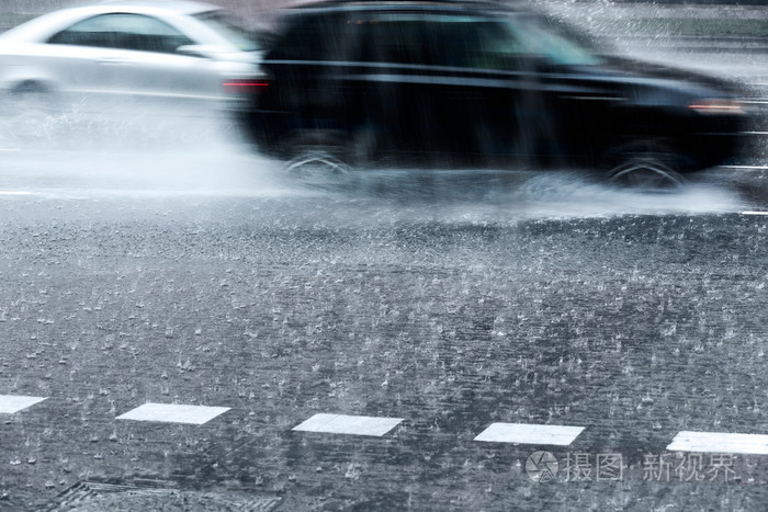 在滂沱大雨中模糊的汽车