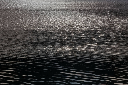 夜晚海面上的月光倒影照片