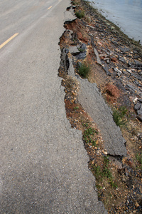 破碎的沥青公路坍塌和下降边