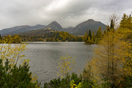 秋天在湖宿萨格勒布。Tatra 山脉斯洛伐克