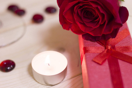 圣情人节的概念与红玫瑰和蜡烛