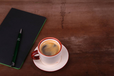 笔记本用木制背景 经营理念上的钢笔和咖啡杯子