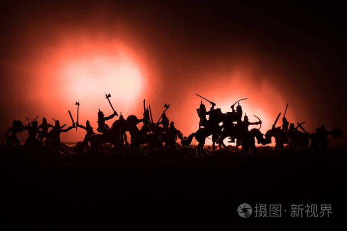 人物剪影作为分开的对象, 战斗在黑暗色调的雾背景的勇士之间.夜景