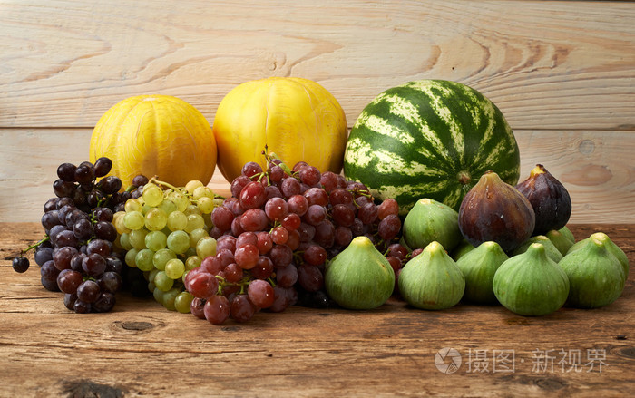 许多新鲜的秋季水果木制厨房桌子上