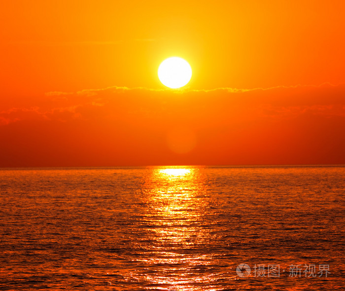 橘黄色的太阳的黄昏