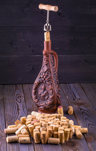 粘土瓶酒和软木与木制的桌子上一个开瓶器