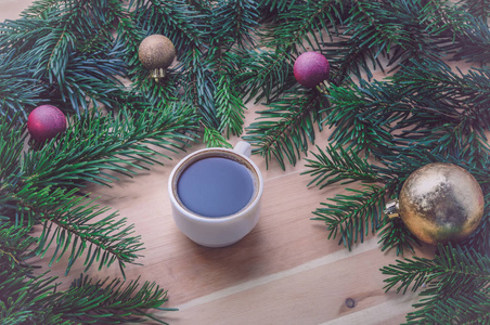 咖啡对木制圣诞装饰。复古造型