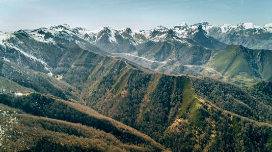 高山和雪山的鸟瞰图