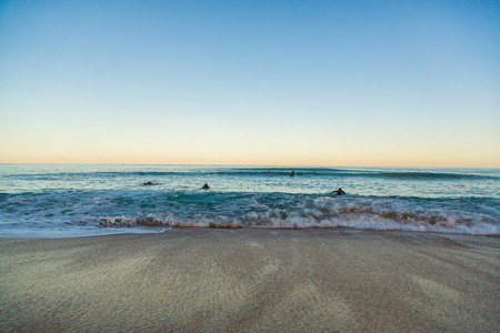 冲浪者在日出时游向大海。清晨。美丽的自然风景