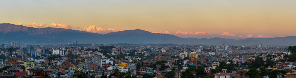 加德满都市和喜马拉雅山脉全景