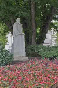 卢布尔雅那斯洛韦文学之父特鲁巴纪念碑
