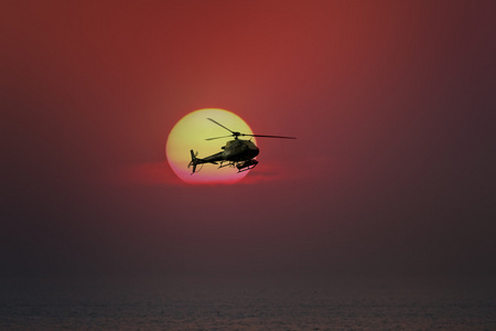 救援直升机在日落时