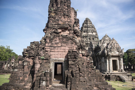 Phimai 历史公园的高棉寺庙废墟在 Phimai 节日在 Phimai 镇在 Provinz 空的叻差在泰国。泰国, Phi