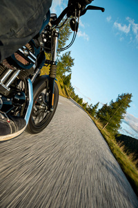 摩托车司机骑在高山公路，Nockalmstrasse，奥地利欧洲