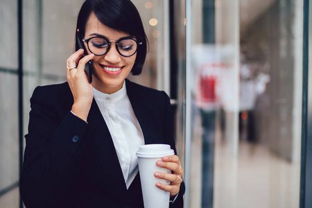 积极的女律师在黑色时髦西装讨论成功的项目在手机通话中的智能手机设备享受休息咖啡去户外宣传区