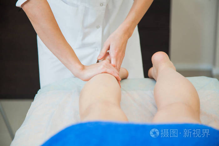 美容师按摩女按摩腿.个人护理理念