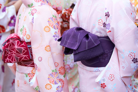 日本东京浅草寺庙前身穿日本和服的少女。和服是日本传统服装。和服 这个词实际上意味着 穿的东西