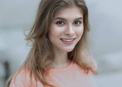 年轻的女子,在模糊背景的特写肖像照片