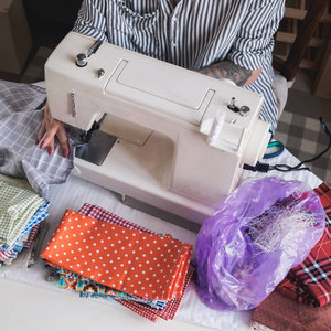 用纺织餐巾缝制缝纫机的女孩