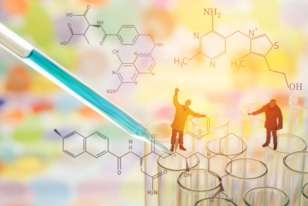 微型科学家技术团队检查化学