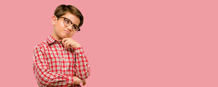 小孩疑问思考图片