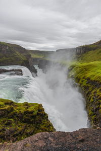精彩的瀑布在冰岛，夏天时间泡汤