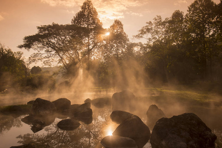 泡温泉的蔡妍儿子在泰国的国家公园
