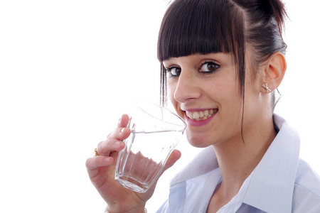 年轻女人喝一杯水，在白色