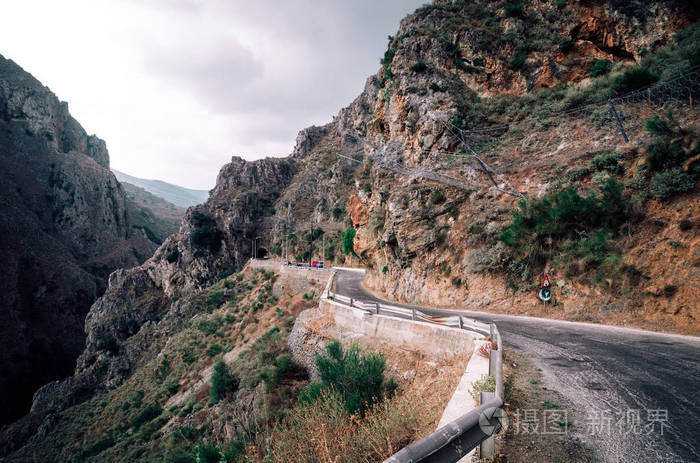 托波利亚峡谷，峡谷在希腊克里特岛穿越道路