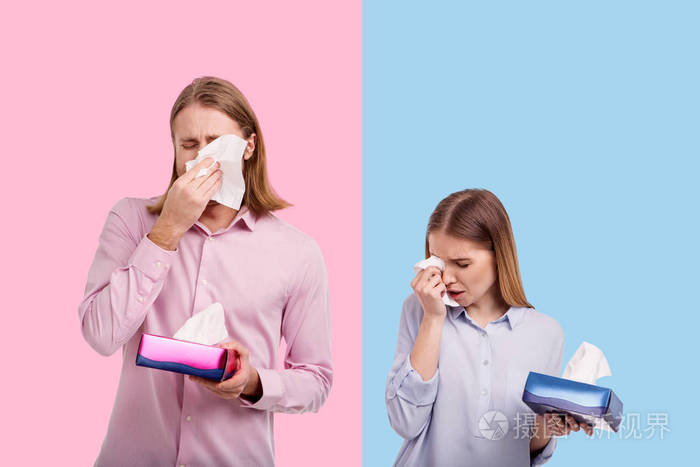 沮丧的年轻夫妇用纸巾擦眼泪