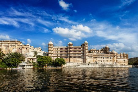 从湖的城市宫殿视图。乌代布尔，拉贾斯坦邦