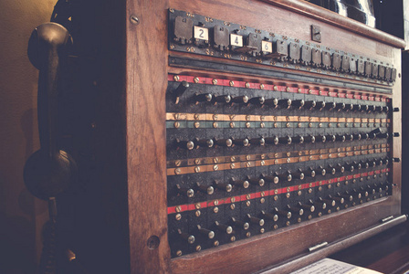 古色古香的古董电话开关板，电信的木盒子。老电信概念