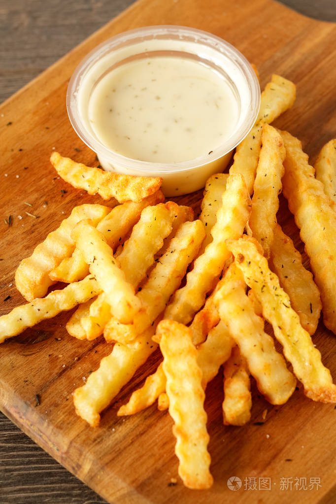 美味的法式薯条在切板与酱油, 在木桌背景照片-正版商用图片0gfyky-摄