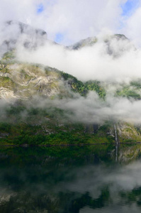 水由挪威峡湾与多云的天空